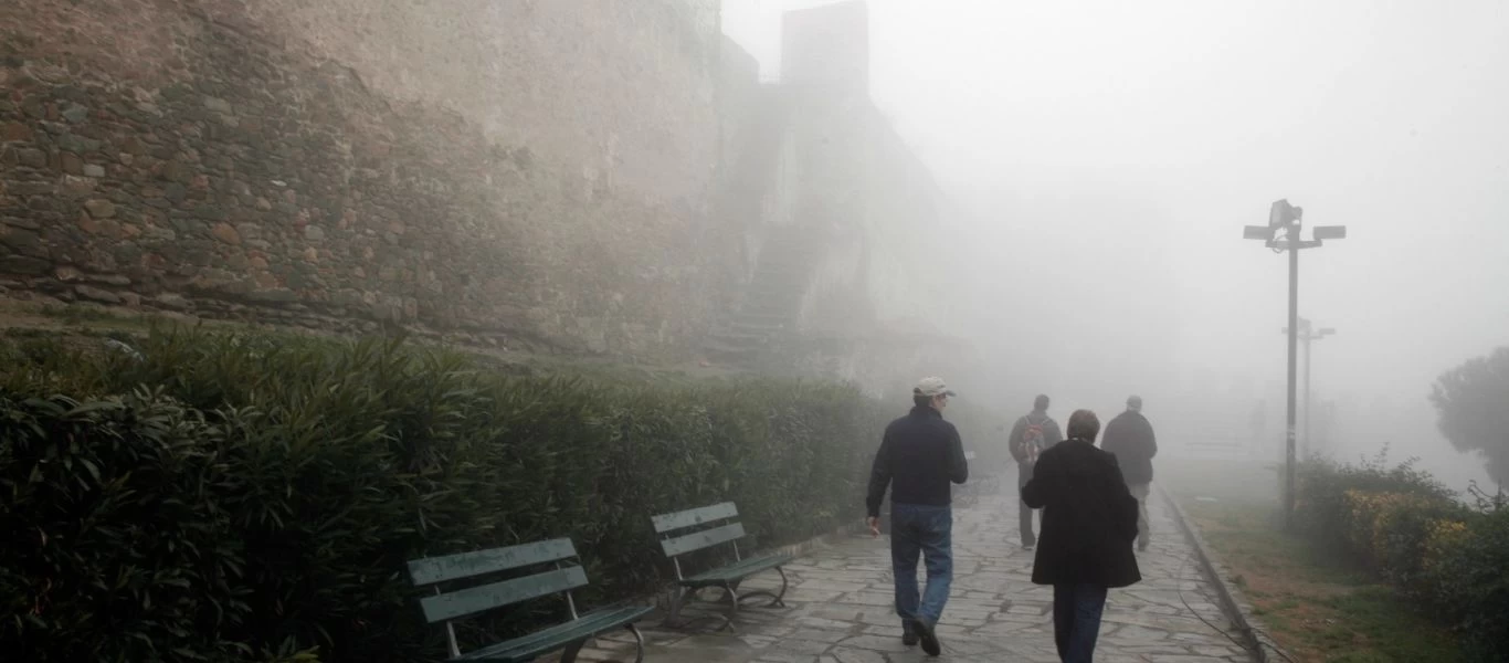 «Πέπλο» ομίχλης κάλυψε τη Θεσσαλονίκη (φώτο-βίντεο)